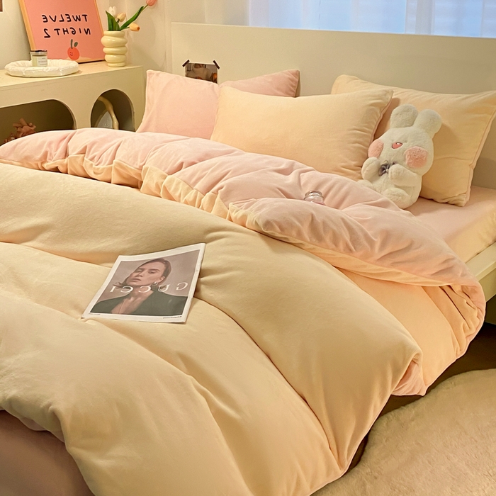 91家纺网 家纺一手货源 找家纺 顺兴家居 2025新款简约纯色双拼牛奶绒四件套（风格二） 奶昔黄+粉玉