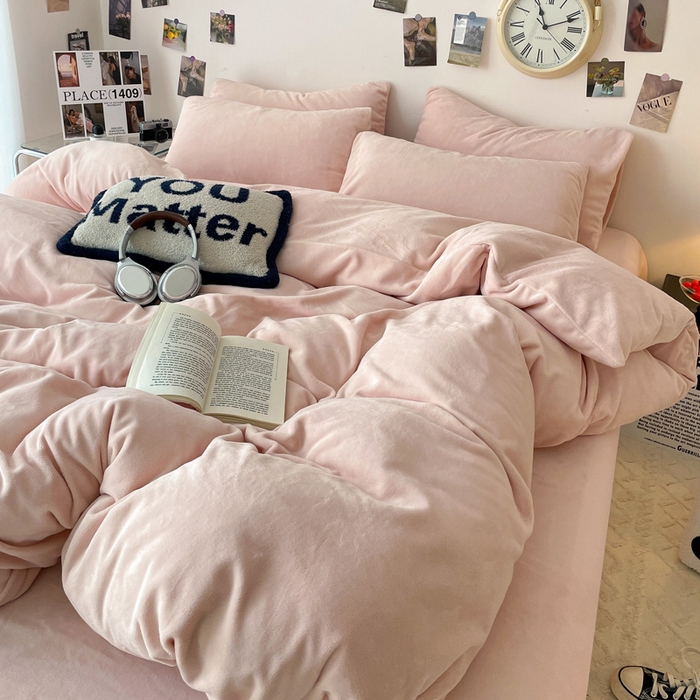 91家纺网 家纺一手货源 找家纺 顺兴家居 2025新款简约纯色双拼牛奶绒四件套（风格一） 粉玉