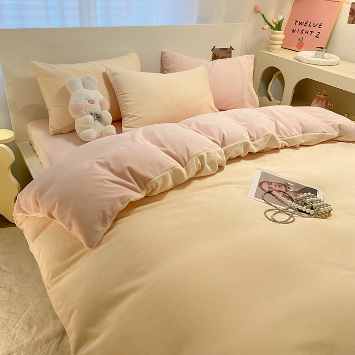 91家纺网 家纺一手货源 找家纺 顺兴家居 2025新款简约纯色双拼牛奶绒四件套（风格二） 奶昔黄+粉玉