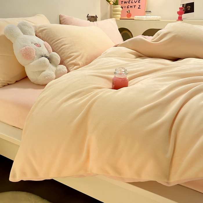 91家纺网 家纺一手货源 找家纺 顺兴家居 2025新款简约纯色双拼牛奶绒四件套（风格二） 奶昔黄+粉玉