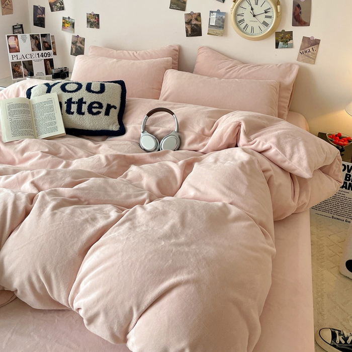 91家纺网 家纺一手货源 找家纺 顺兴家居 2025新款简约纯色双拼牛奶绒四件套（风格一） 粉玉