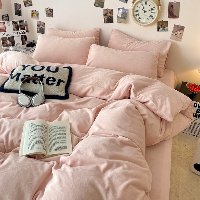 91家纺网 家纺一手货源 找家纺 顺兴家居 2025新款简约纯色双拼牛奶绒四件套（风格一） 粉玉