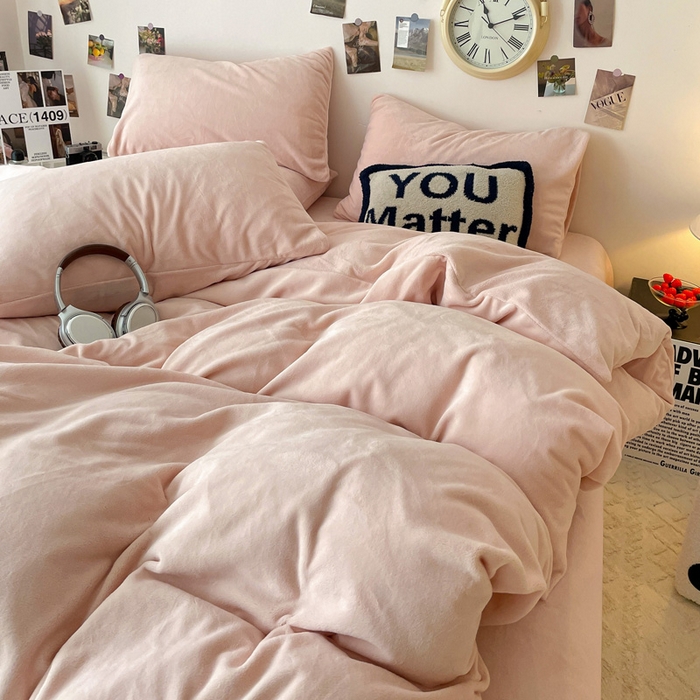 91家纺网 家纺一手货源 找家纺 顺兴家居 2025新款简约纯色双拼牛奶绒四件套（风格一） 粉玉
