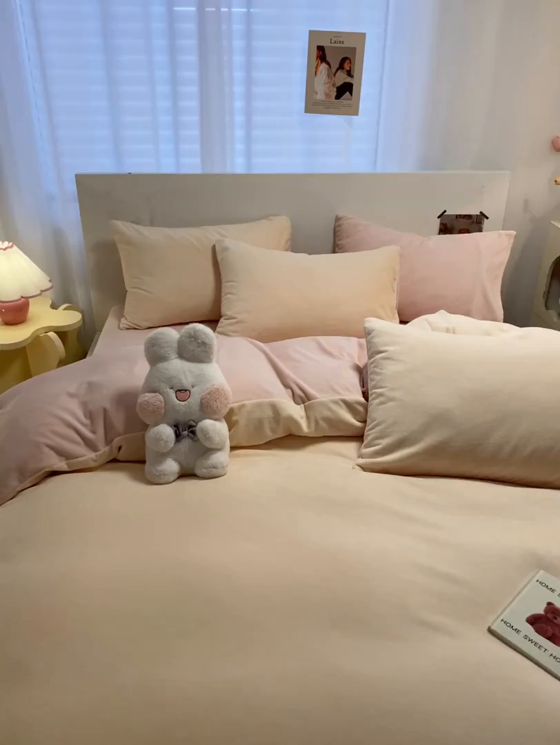 91家纺网 家纺一手货源 找家纺 顺兴家居 2025新款简约纯色双拼牛奶绒四件套（风格二） 奶昔黄+粉玉