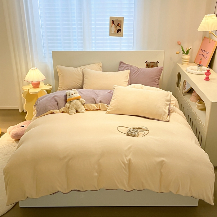 91家纺网 家纺一手货源 找家纺 顺兴家居 2025新款简约纯色双拼牛奶绒四件套（风格二） 奶昔黄+罗兰紫