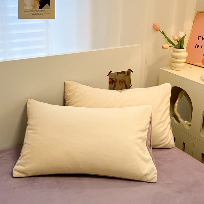 91家纺网 家纺一手货源 找家纺 顺兴家居 2025新款简约纯色双拼牛奶绒四件套（风格二） 奶昔黄+罗兰紫