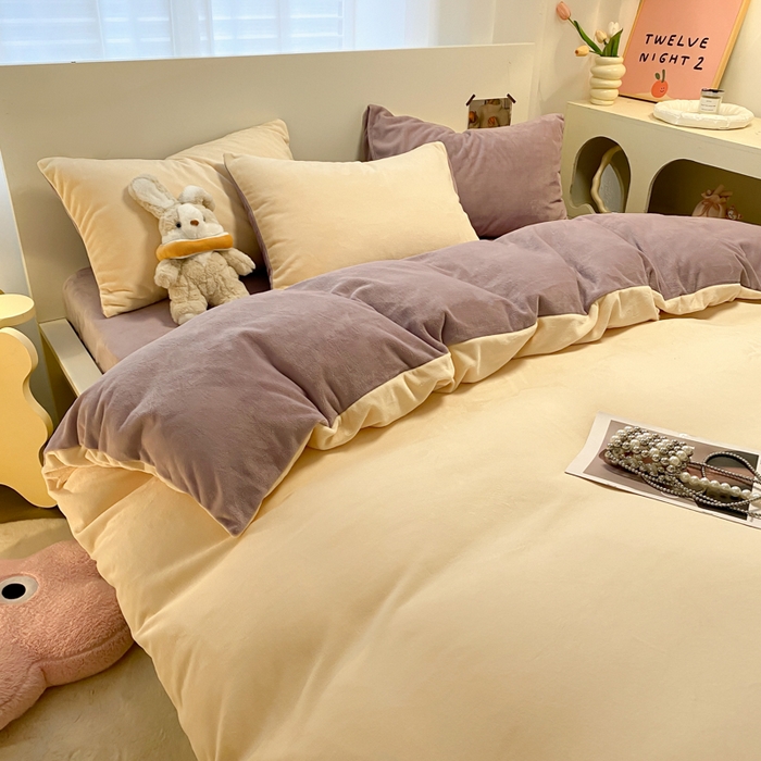91家纺网 家纺一手货源 找家纺 顺兴家居 2025新款简约纯色双拼牛奶绒四件套（风格二） 奶昔黄+罗兰紫