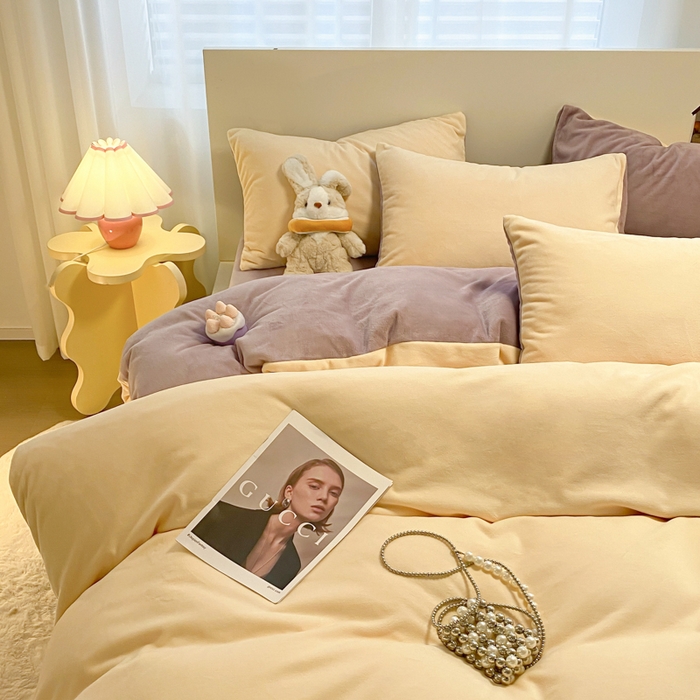 91家纺网 家纺一手货源 找家纺 顺兴家居 2025新款简约纯色双拼牛奶绒四件套（风格二） 奶昔黄+罗兰紫