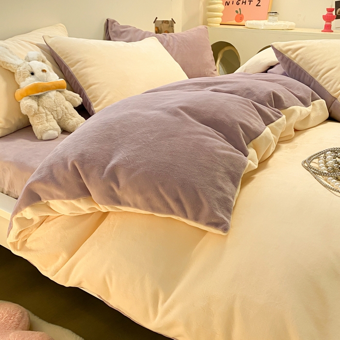 91家纺网 家纺一手货源 找家纺 顺兴家居 2025新款简约纯色双拼牛奶绒四件套（风格二） 奶昔黄+罗兰紫