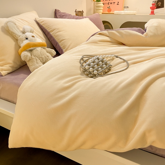 91家纺网 家纺一手货源 找家纺 顺兴家居 2025新款简约纯色双拼牛奶绒四件套（风格二） 奶昔黄+罗兰紫
