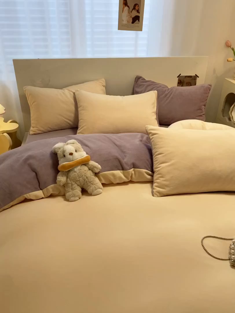 91家纺网 家纺一手货源 找家纺 顺兴家居 2025新款简约纯色双拼牛奶绒四件套（风格二） 奶昔黄+罗兰紫