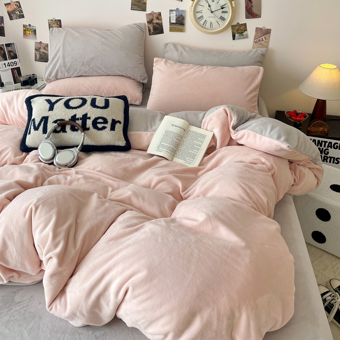 91家纺网 家纺一手货源 找家纺 顺兴家居 2025新款简约纯色双拼牛奶绒四件套（风格一） 粉玉+浅灰