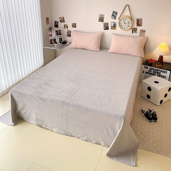 91家纺网 家纺一手货源 找家纺 顺兴家居 2025新款简约纯色双拼牛奶绒四件套（风格一） 粉玉+浅灰