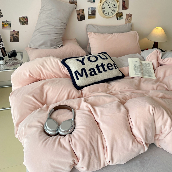 91家纺网 家纺一手货源 找家纺 顺兴家居 2025新款简约纯色双拼牛奶绒四件套（风格一） 粉玉+浅灰