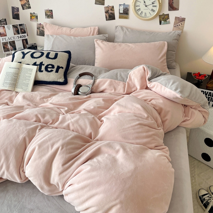 91家纺网 家纺一手货源 找家纺 顺兴家居 2025新款简约纯色双拼牛奶绒四件套（风格一） 粉玉+浅灰