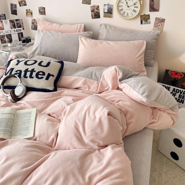 91家纺网 家纺一手货源 找家纺 顺兴家居 2025新款简约纯色双拼牛奶绒四件套（风格一） 粉玉+浅灰