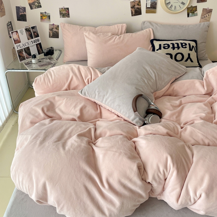 91家纺网 家纺一手货源 找家纺 顺兴家居 2025新款简约纯色双拼牛奶绒四件套（风格一） 粉玉+浅灰