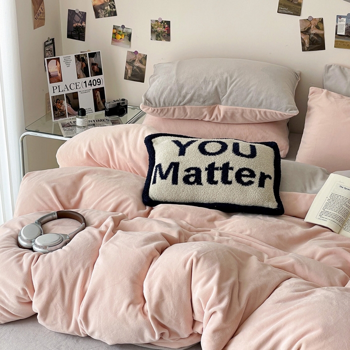 91家纺网 家纺一手货源 找家纺 顺兴家居 2025新款简约纯色双拼牛奶绒四件套（风格一） 粉玉+浅灰