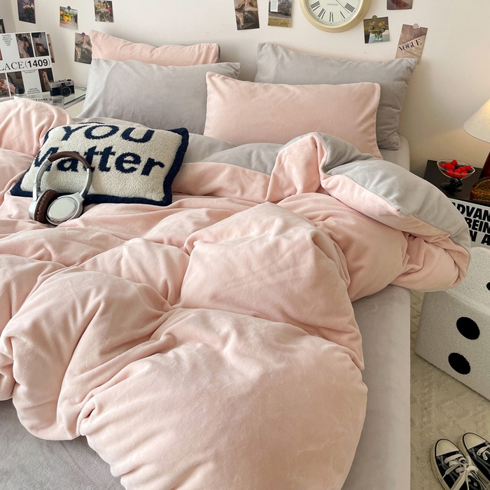 91家纺网 家纺一手货源 找家纺 顺兴家居 2025新款简约纯色双拼牛奶绒四件套（风格一） 粉玉+浅灰