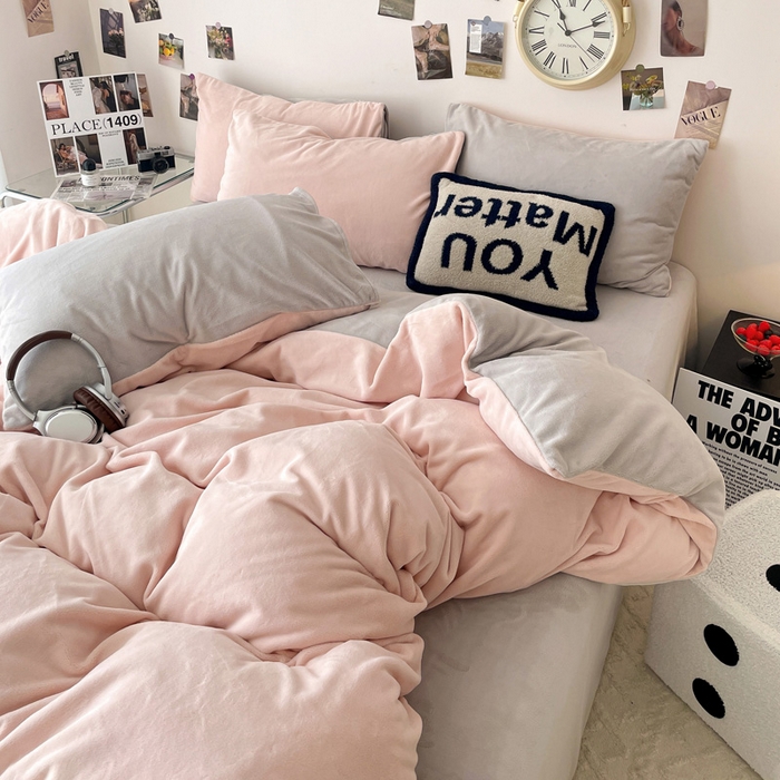 91家纺网 家纺一手货源 找家纺 顺兴家居 2025新款简约纯色双拼牛奶绒四件套（风格一） 粉玉+浅灰