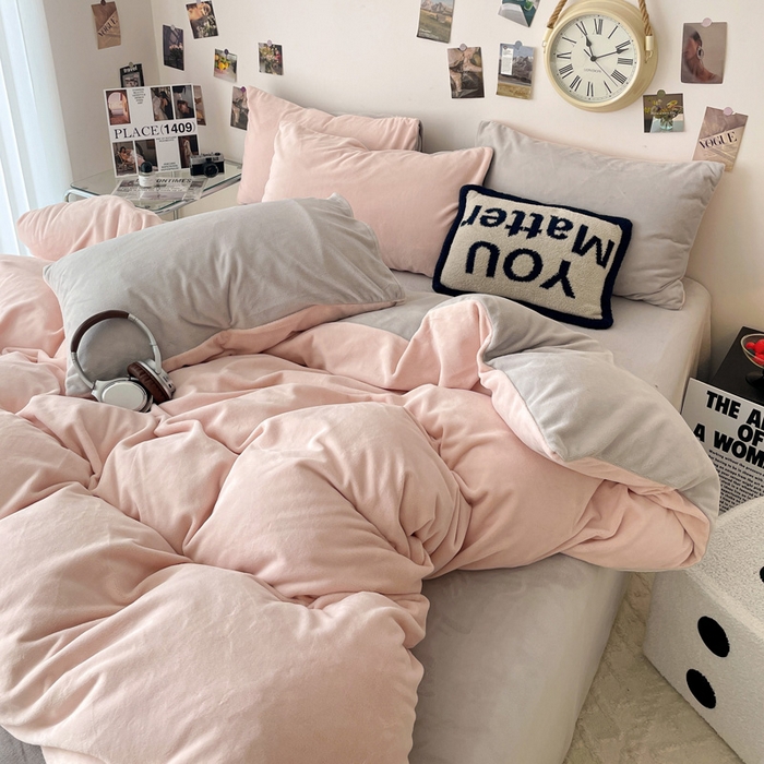 91家纺网 家纺一手货源 找家纺 顺兴家居 2025新款简约纯色双拼牛奶绒四件套（风格一） 粉玉+浅灰