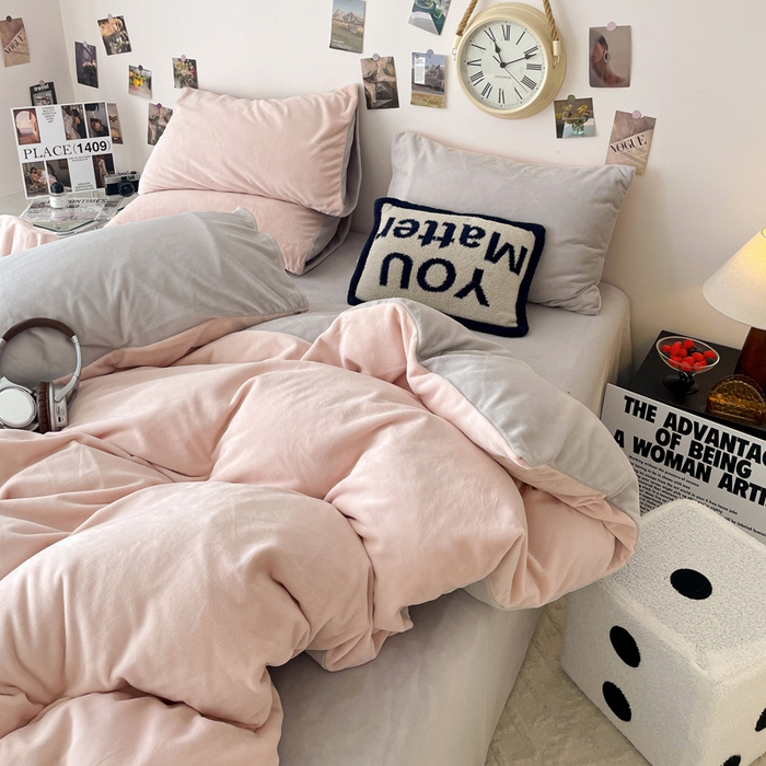 91家纺网 家纺一手货源 找家纺 顺兴家居 2025新款简约纯色双拼牛奶绒四件套（风格一） 粉玉+浅灰