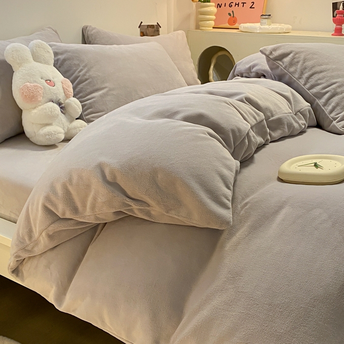 91家纺网 家纺一手货源 找家纺 顺兴家居 2025新款简约纯色双拼牛奶绒四件套（风格二） 浅灰