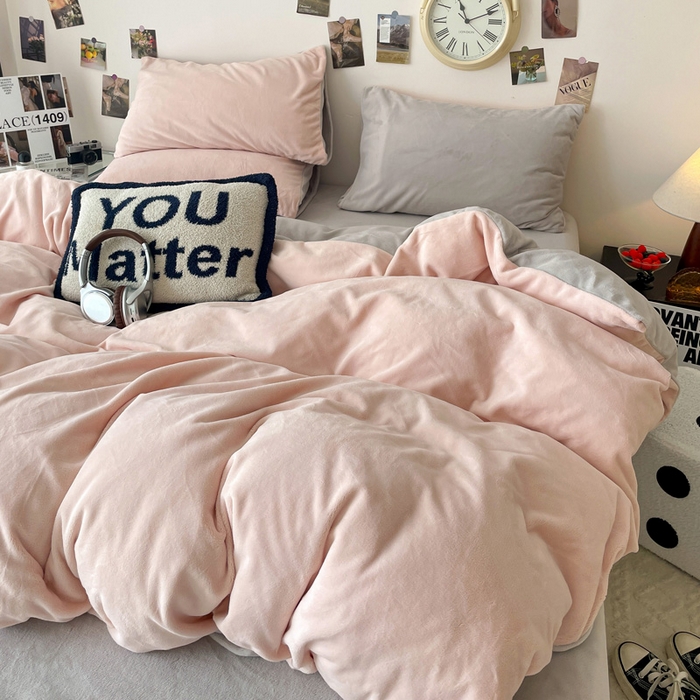 91家纺网 家纺一手货源 找家纺 顺兴家居 2025新款简约纯色双拼牛奶绒四件套（风格一） 粉玉+浅灰