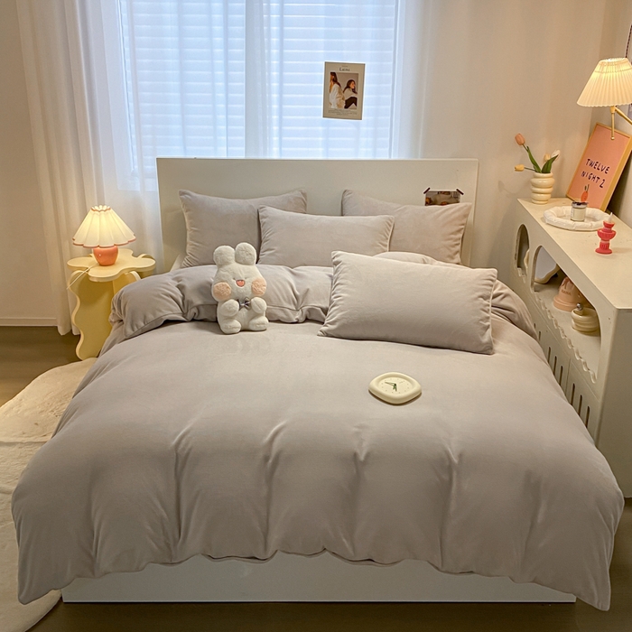 91家纺网 家纺一手货源 找家纺 顺兴家居 2025新款简约纯色双拼牛奶绒四件套（风格二） 浅灰