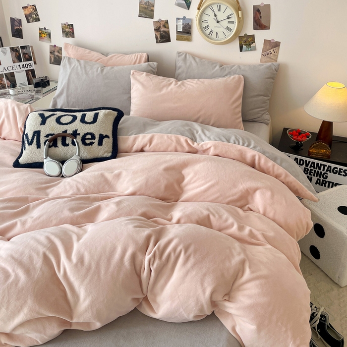 91家纺网 家纺一手货源 找家纺 顺兴家居 2025新款简约纯色双拼牛奶绒四件套（风格一） 粉玉+浅灰