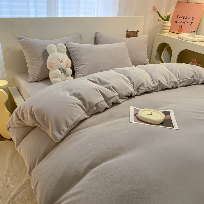 91家纺网 家纺一手货源 找家纺 顺兴家居 2025新款简约纯色双拼牛奶绒四件套（风格二） 浅灰