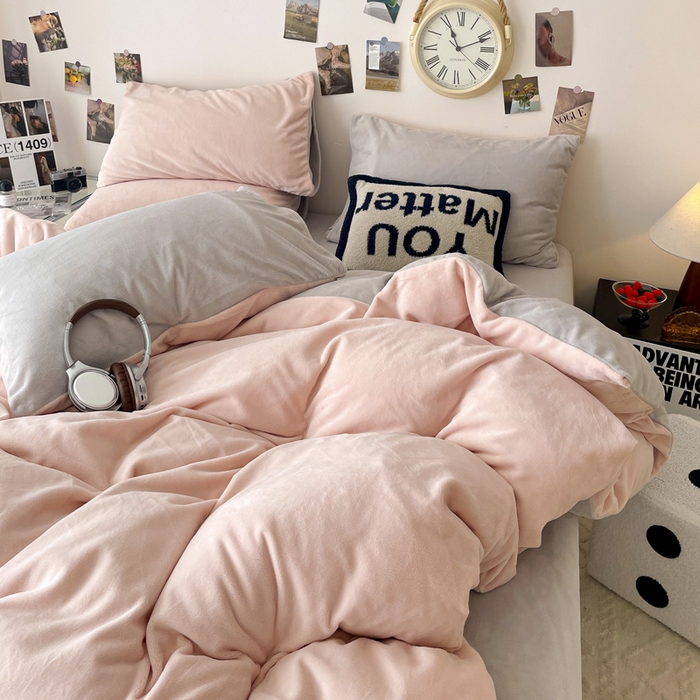 91家纺网 家纺一手货源 找家纺 顺兴家居 2025新款简约纯色双拼牛奶绒四件套（风格一） 粉玉+浅灰