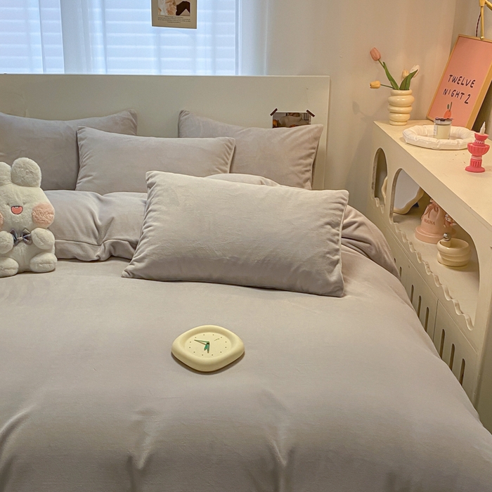 91家纺网 家纺一手货源 找家纺 顺兴家居 2025新款简约纯色双拼牛奶绒四件套（风格二） 浅灰