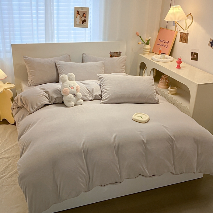 91家纺网 家纺一手货源 找家纺 顺兴家居 2025新款简约纯色双拼牛奶绒四件套（风格二） 浅灰
