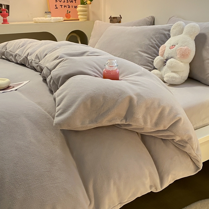 91家纺网 家纺一手货源 找家纺 顺兴家居 2025新款简约纯色双拼牛奶绒四件套（风格二） 浅灰