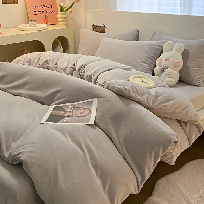 91家纺网 家纺一手货源 找家纺 顺兴家居 2025新款简约纯色双拼牛奶绒四件套（风格二） 浅灰