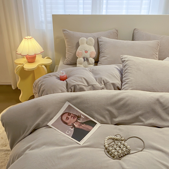 91家纺网 家纺一手货源 找家纺 顺兴家居 2025新款简约纯色双拼牛奶绒四件套（风格二） 浅灰