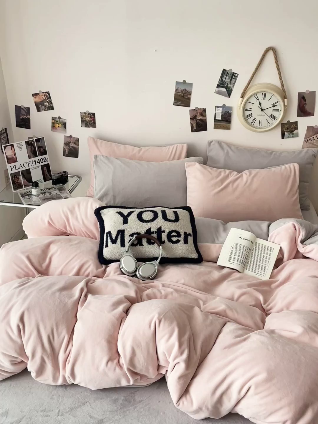 91家纺网 家纺一手货源 找家纺 顺兴家居 2025新款简约纯色双拼牛奶绒四件套（风格一） 粉玉+浅灰