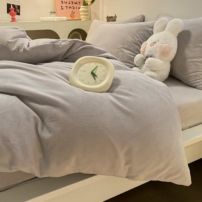 91家纺网 家纺一手货源 找家纺 顺兴家居 2025新款简约纯色双拼牛奶绒四件套（风格二） 浅灰