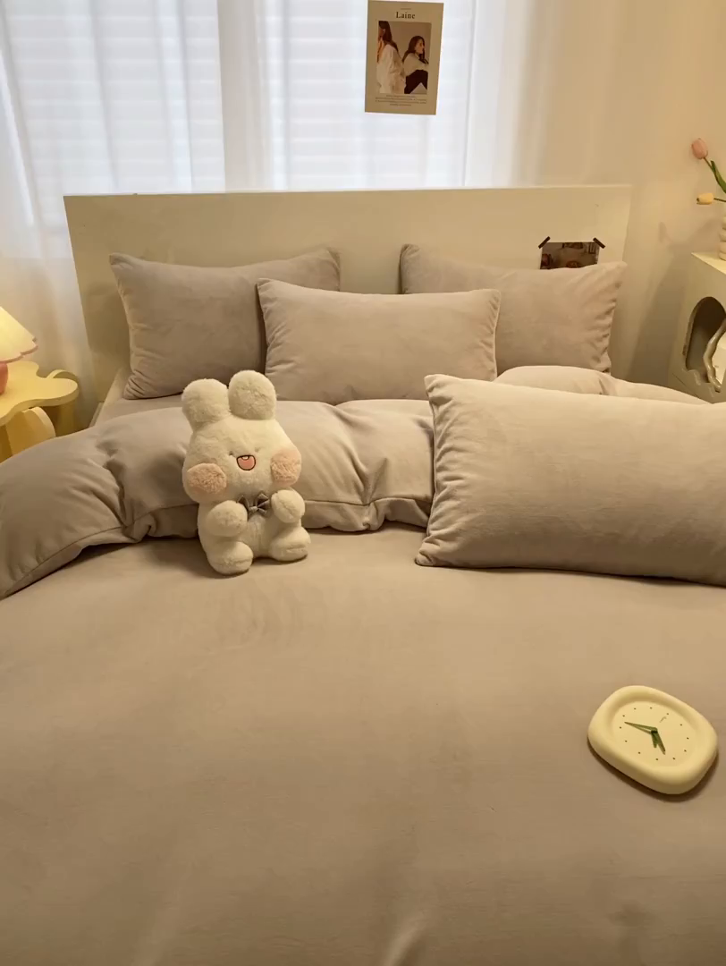 91家纺网 家纺一手货源 找家纺 顺兴家居 2025新款简约纯色双拼牛奶绒四件套（风格二） 浅灰