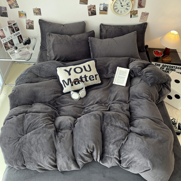 91家纺网 家纺一手货源 找家纺 顺兴家居 2025新款简约纯色双拼牛奶绒四件套（风格一） 高级灰