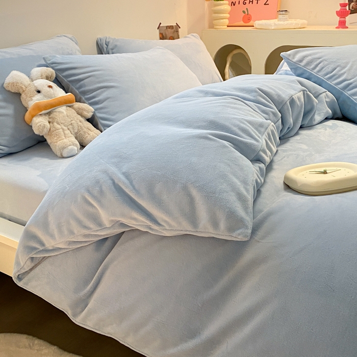91家纺网 家纺一手货源 找家纺 顺兴家居 2025新款简约纯色双拼牛奶绒四件套（风格二） 婴儿蓝
