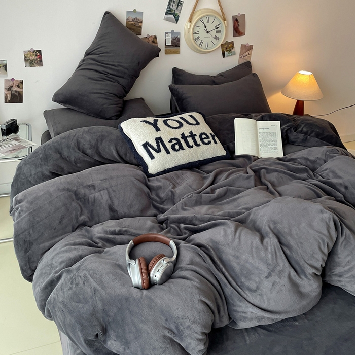 91家纺网 家纺一手货源 找家纺 顺兴家居 2025新款简约纯色双拼牛奶绒四件套（风格一） 高级灰