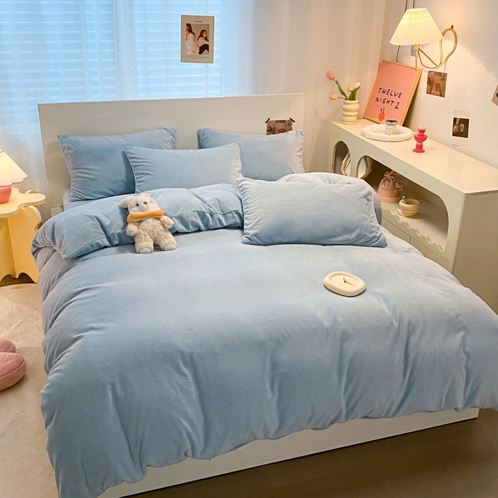 91家纺网 家纺一手货源 找家纺 顺兴家居 2025新款简约纯色双拼牛奶绒四件套（风格二） 婴儿蓝