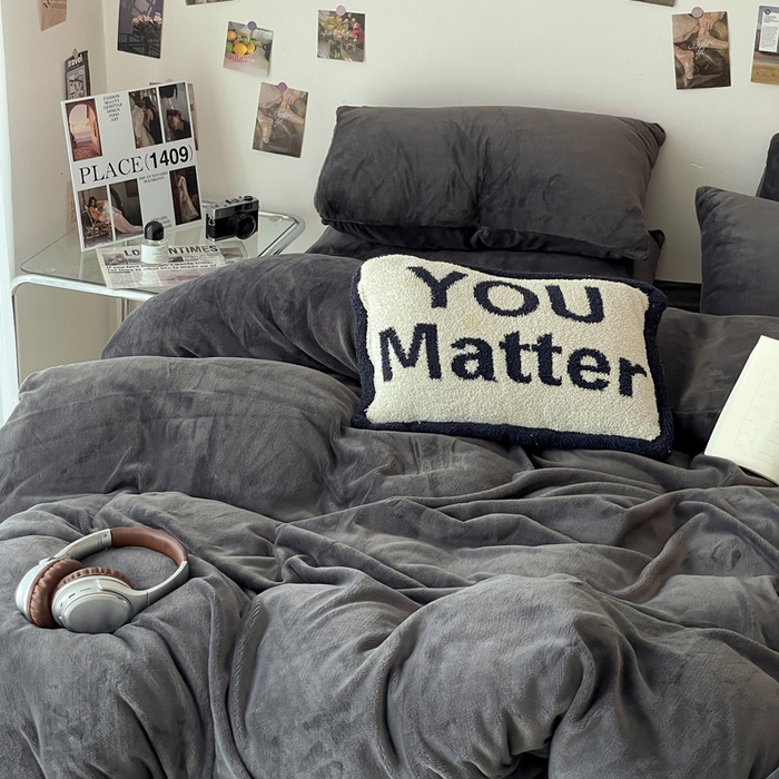 91家纺网 家纺一手货源 找家纺 顺兴家居 2025新款简约纯色双拼牛奶绒四件套（风格一） 高级灰