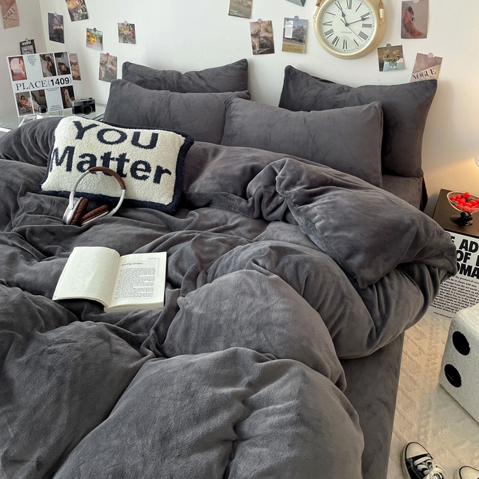 91家纺网 家纺一手货源 找家纺 顺兴家居 2025新款简约纯色双拼牛奶绒四件套（风格一） 高级灰