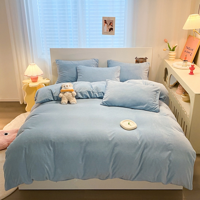 91家纺网 家纺一手货源 找家纺 顺兴家居 2025新款简约纯色双拼牛奶绒四件套（风格二） 婴儿蓝