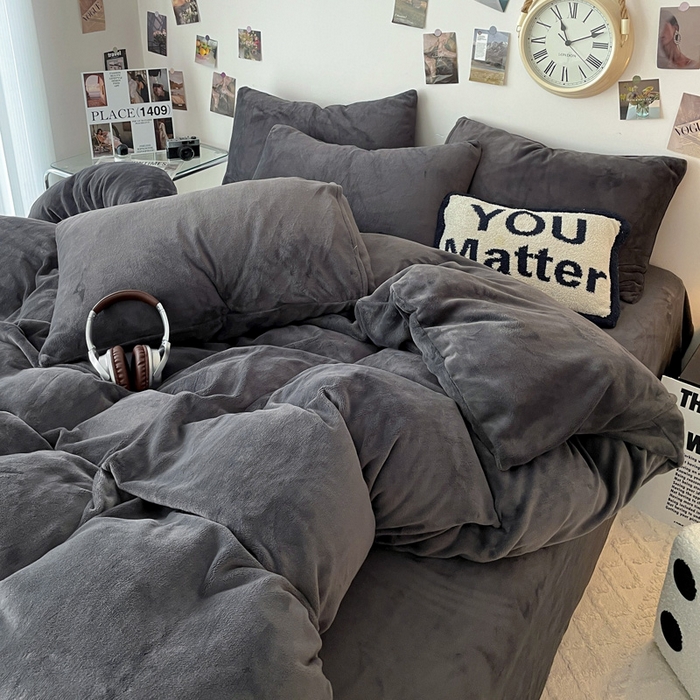 91家纺网 家纺一手货源 找家纺 顺兴家居 2025新款简约纯色双拼牛奶绒四件套（风格一） 高级灰