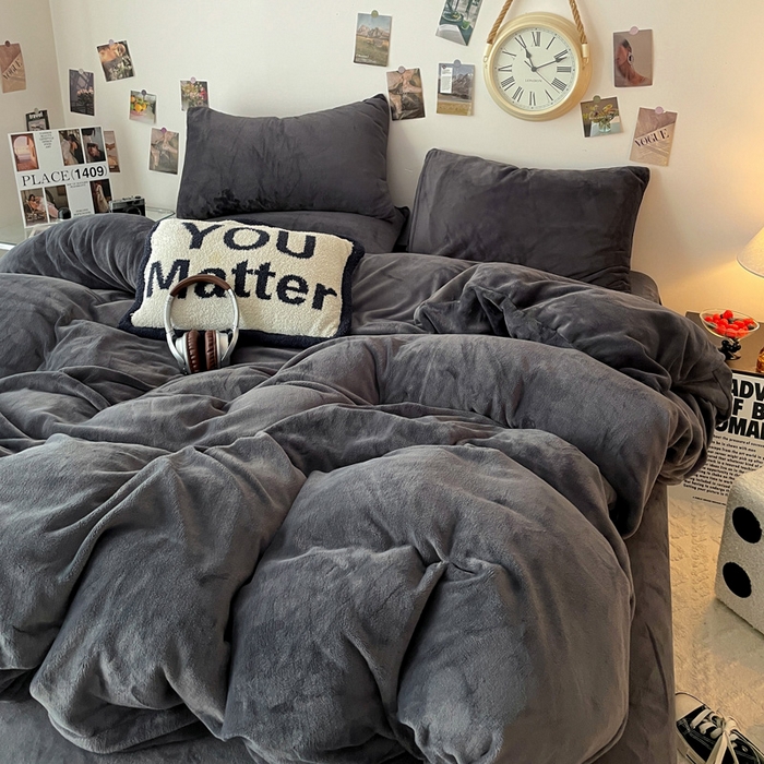 91家纺网 家纺一手货源 找家纺 顺兴家居 2025新款简约纯色双拼牛奶绒四件套（风格一） 高级灰