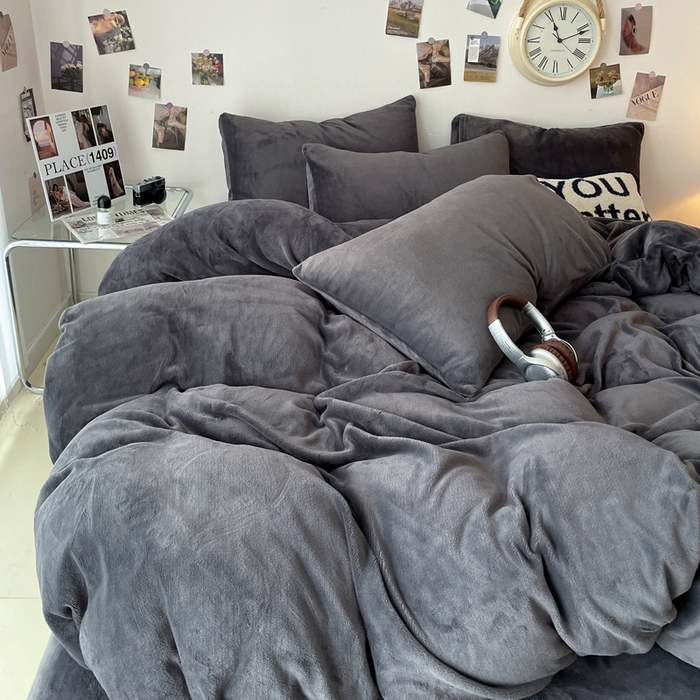 91家纺网 家纺一手货源 找家纺 顺兴家居 2025新款简约纯色双拼牛奶绒四件套（风格一） 高级灰